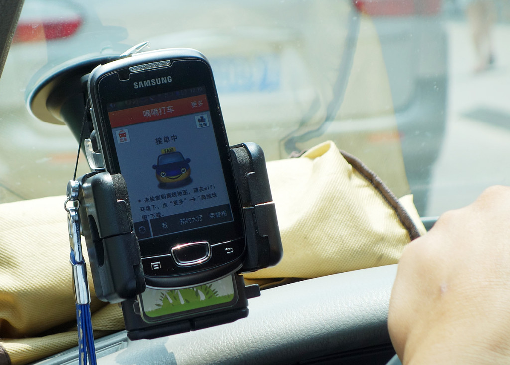 中国のタクシーでドライバー側のアプリを起動している状況