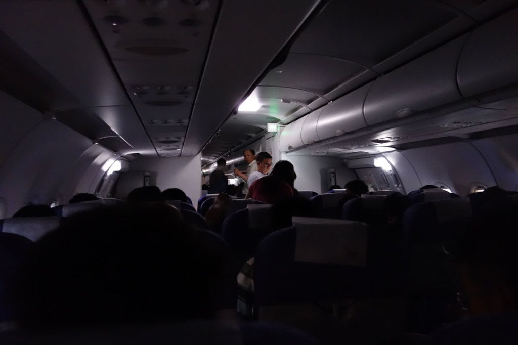 空調と照明が止まった機内の様子。非常用照明だけがついています。