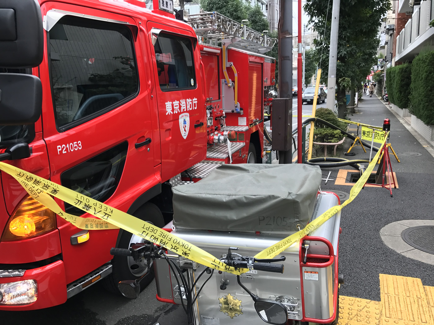 近隣の消火栓を開け待機する消防隊