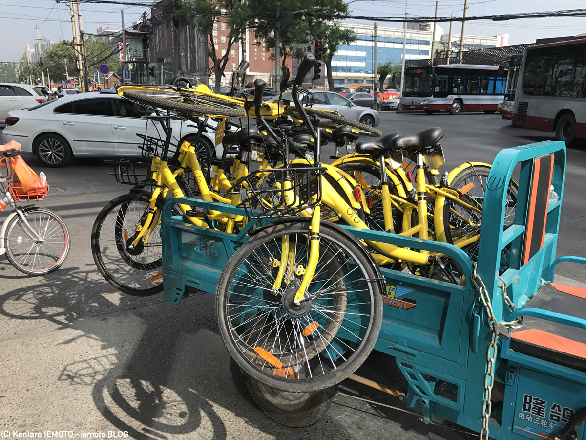 Ofoの自転車を移動している様子