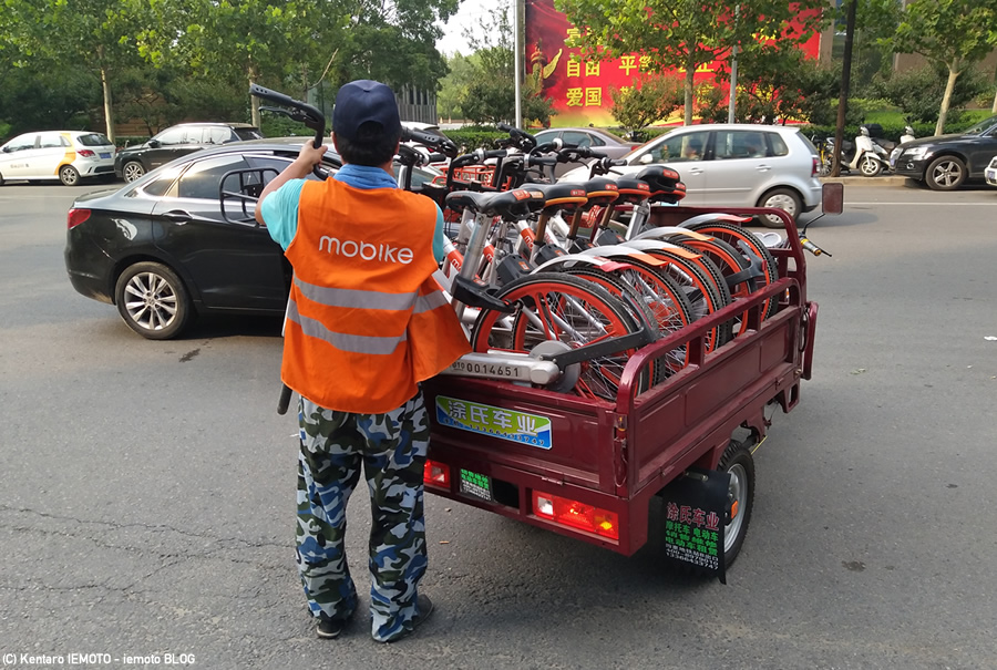 Mobikeのビブスを着ているオジサマ