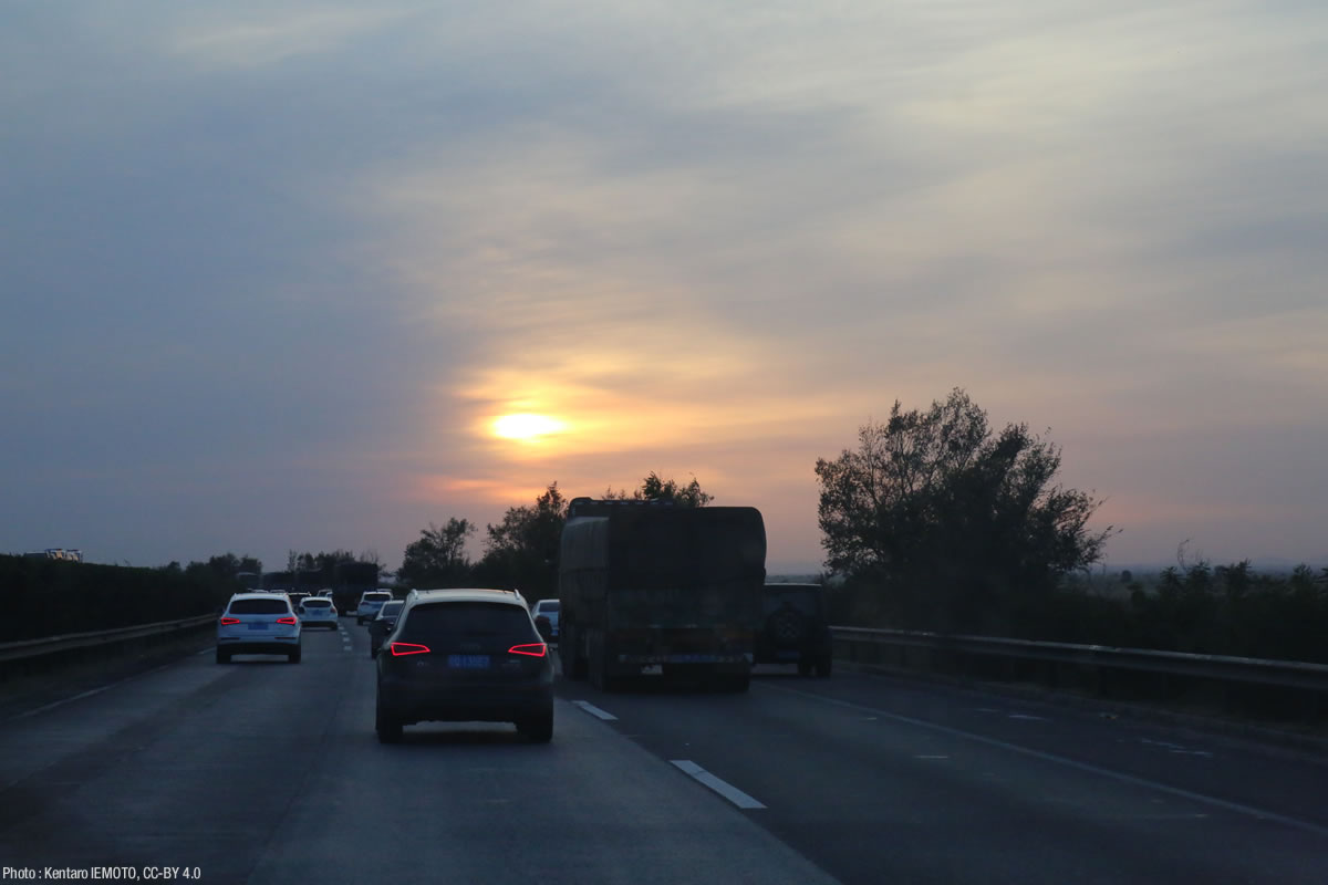 夕暮れ時の中国の高速道路