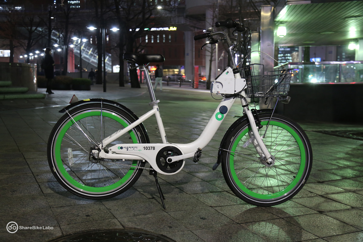 タルンイの自転車。白のフレームに緑が映える。