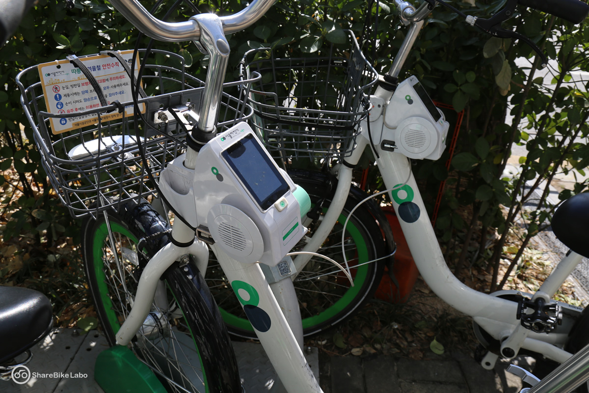 少しわかりにくいが、自転車から出ているワイヤで次の自転車を施錠している。