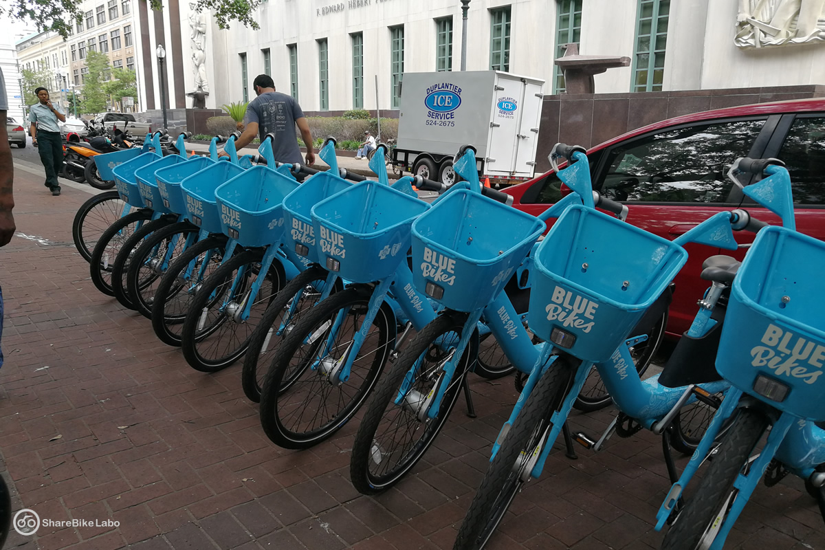 公園に並べられて整備を待っている自転車