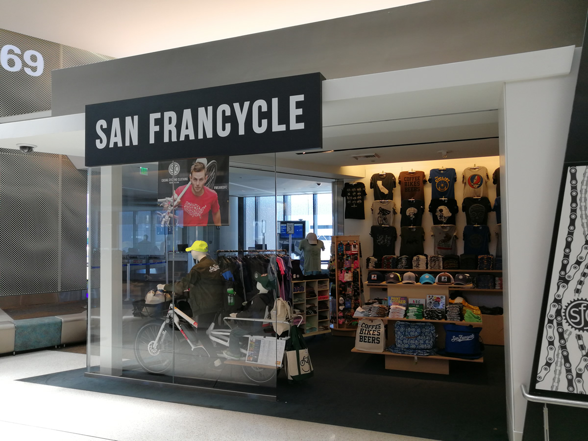 SAN FRANCYCLEのショップの正面。自転車グッズがあるとカラダが反応するように出来ている。