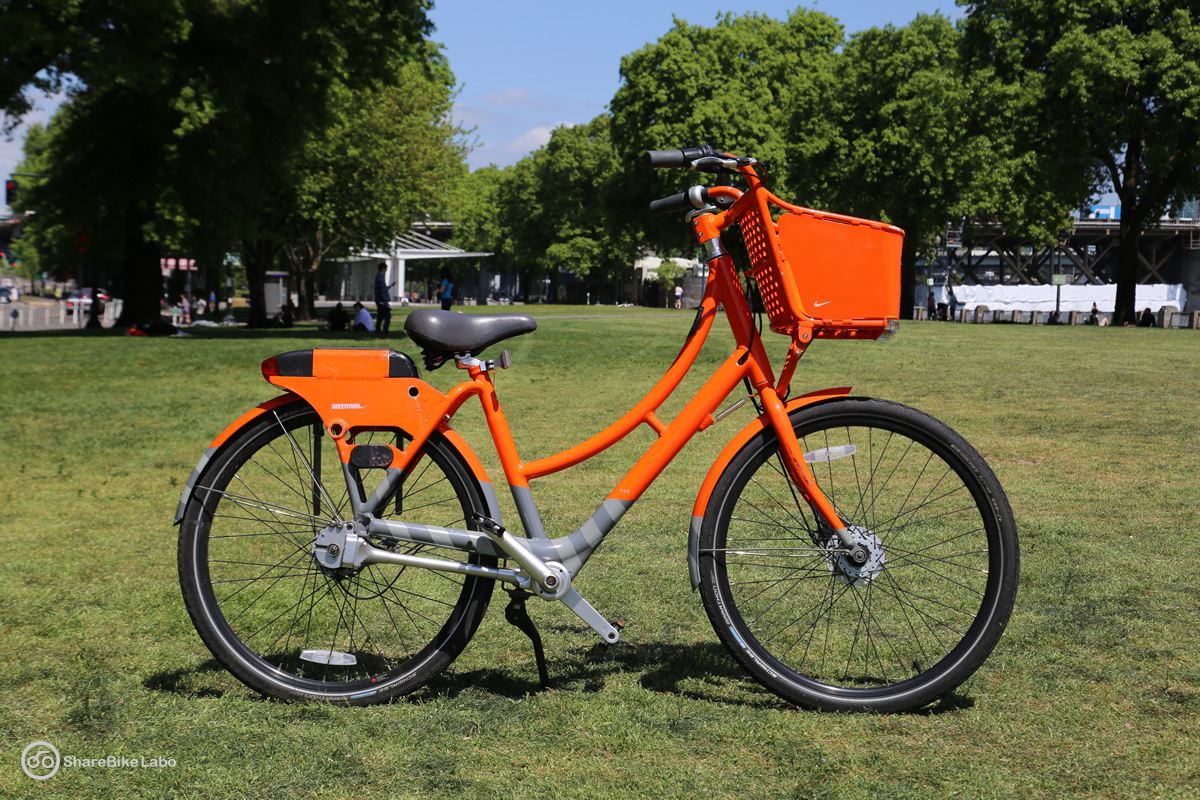 BIKETOWNの自転車(スターボードサイド)。自転車は右向きに撮る。