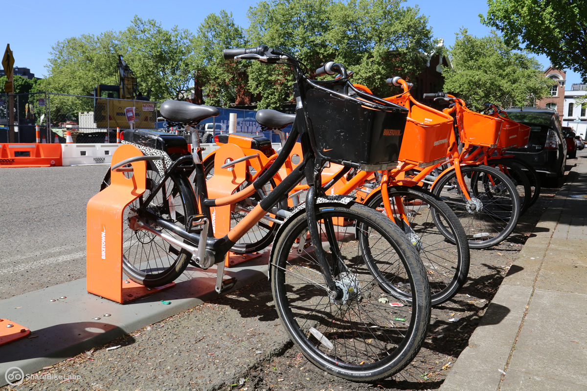 黒いBIKETOWN車両。あちこち探してこれだけしか見つからなかった。