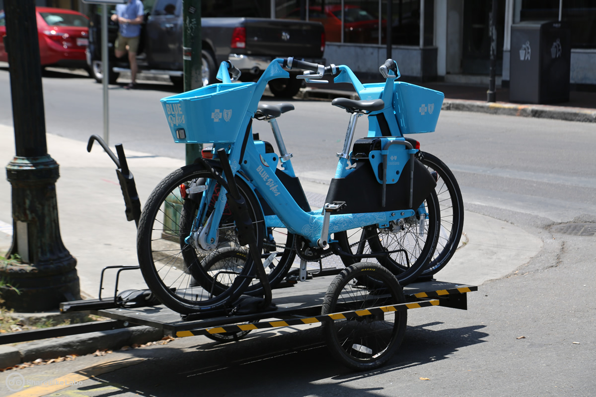 再配置用の台車に載せられる自転車(BLUE Bikes)